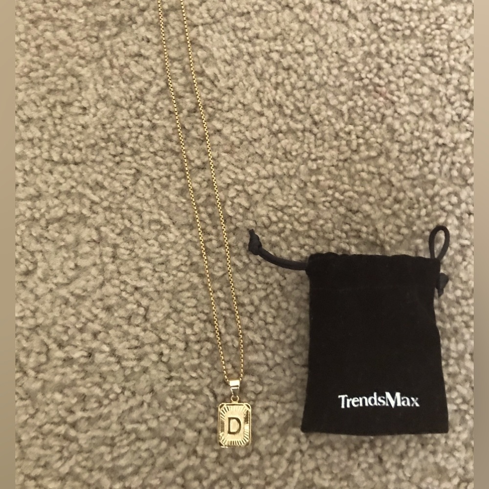 It’s a letter D gold chain, it’s 22inch and the brand is TrendsMax